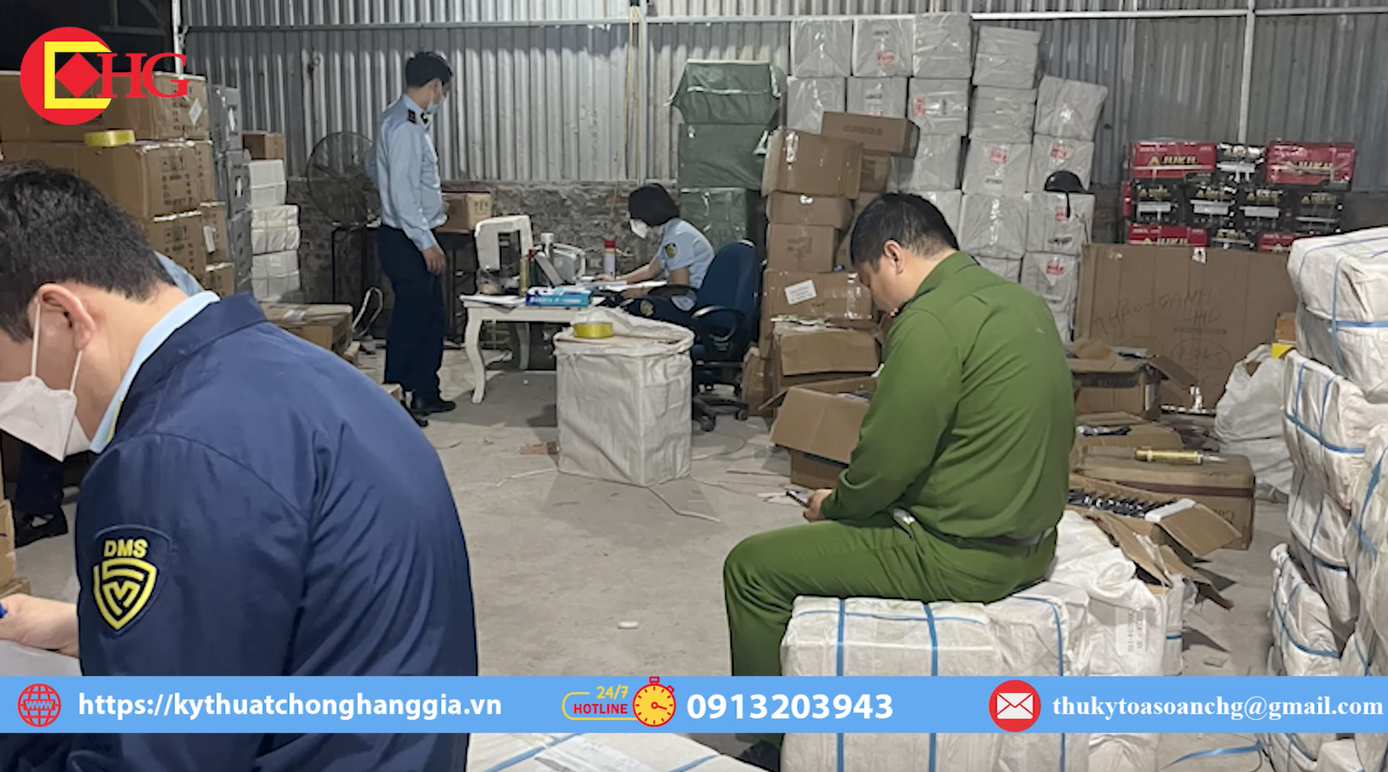 Phát hiện kho hàng lớn nghi nhập lậu ở ngoại thành Hà Nội
